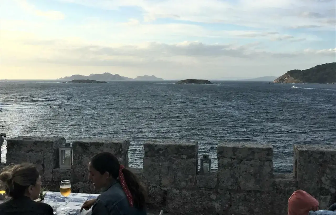 Disfrutando de la vista de las Islas C&iacute;es, un viaje de Vigo a Baiona por la costa.