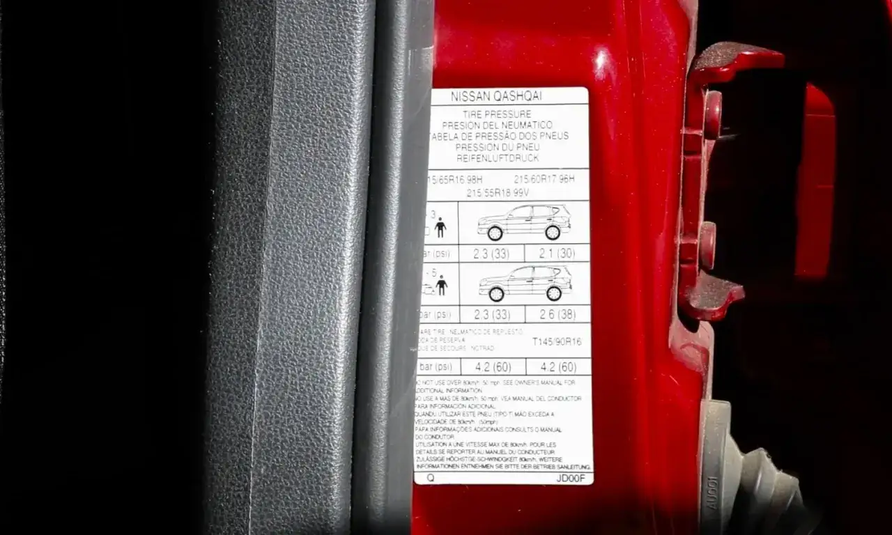 Pegatina de presi&oacute;n de neum&aacute;ticos Nissan Qashqai en la puerta.