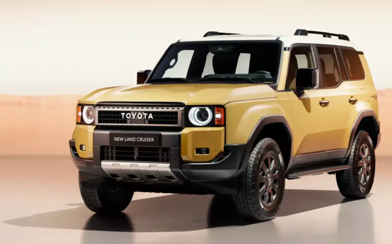 Nowy Toyota Land Cruiser 2025 w kolorze musztardowym, z białym dachem i czarnymi dodatkami, gotowy na każdą przygodę.