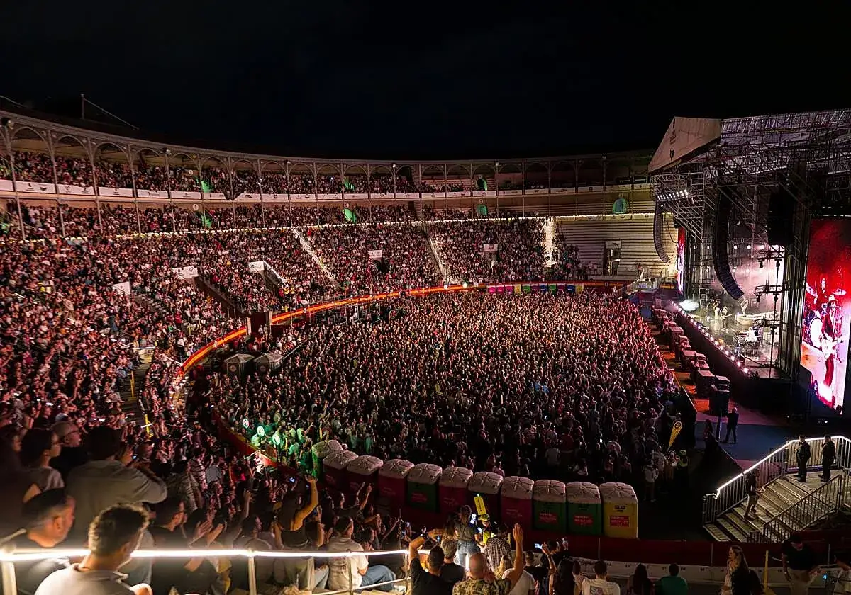Gran concierto en la plaza de toros de Granada, con una gran multitud vibrando. La plaza de toros granada capacidad se llena para disfrutar del espect&aacute;culo.