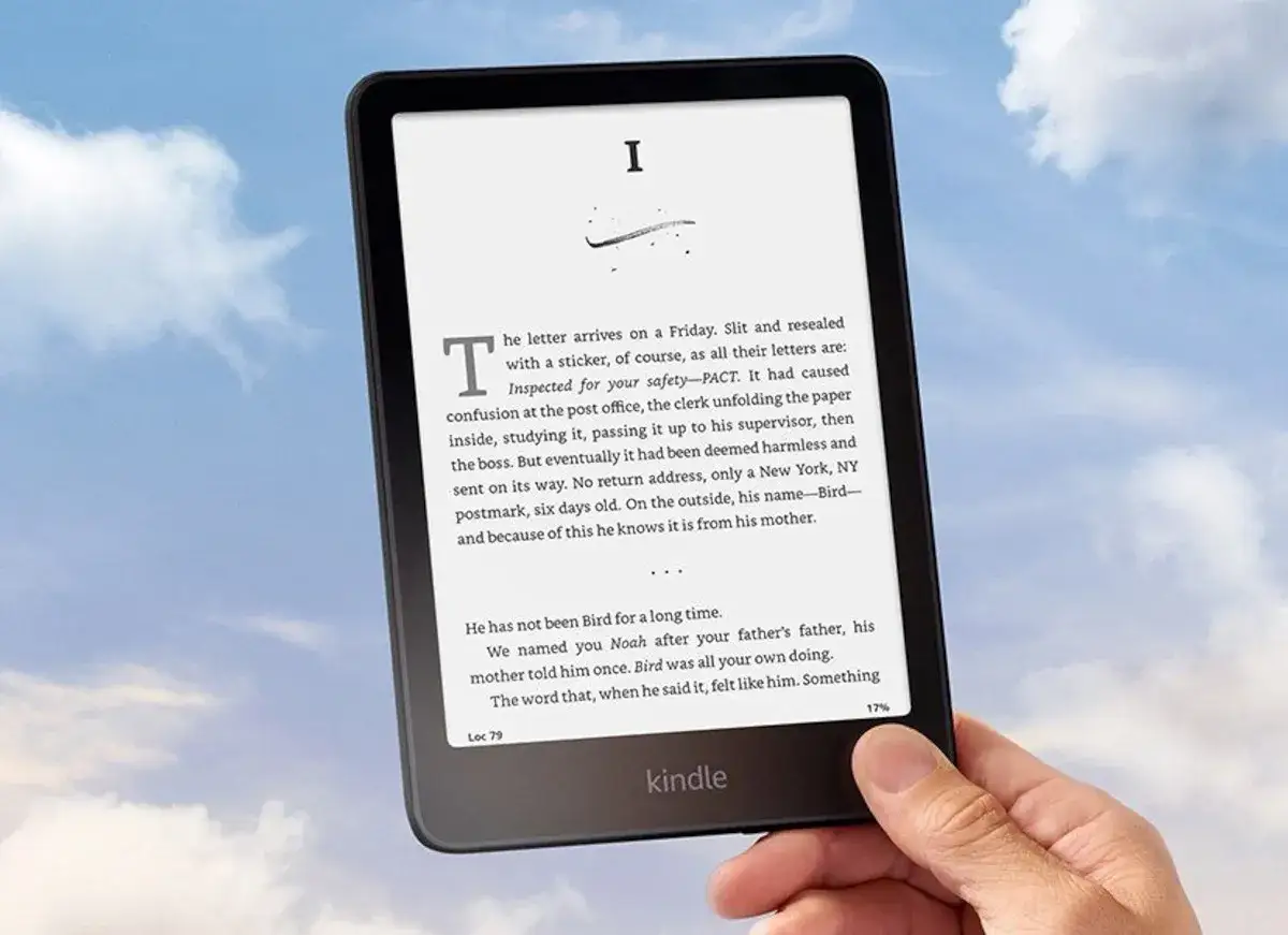Czytnik ebook w ręce, idealny do czytania w plenerze. Sprawdź nasz czytnik ebook ranking!
