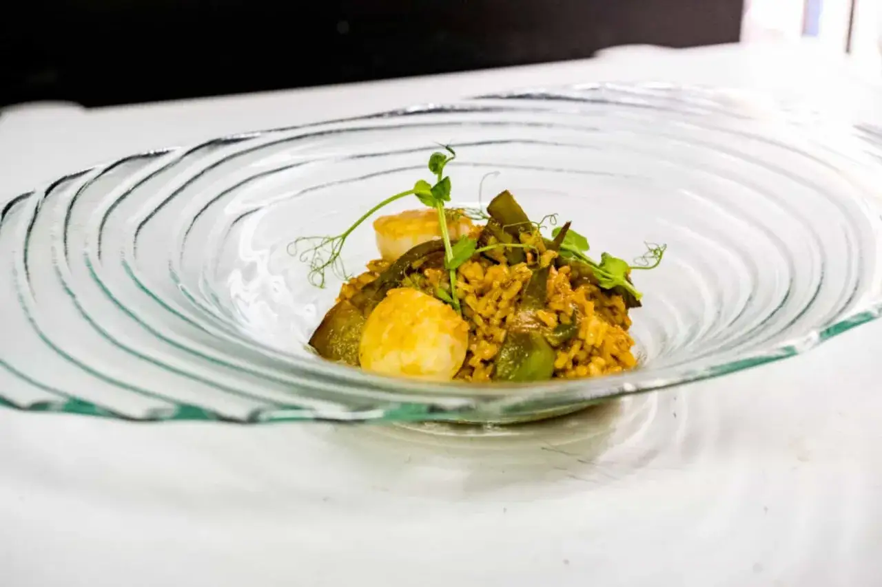 Arroz con verduras y vieiras, un plato que evoca la esencia de un curso de cocina mediterránea.