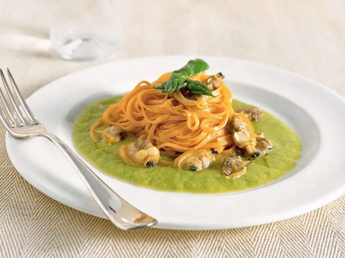 Spaghetti con vongole su crema di asparagi, un'idea per la tua ricetta crema di asparagi per pasta.