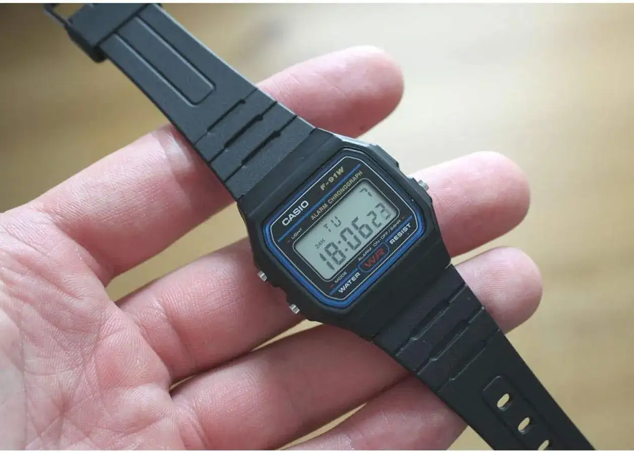 Orologio Casio F-91W, l'orologio più venduto al mondo, con cinturino nero e display digitale.