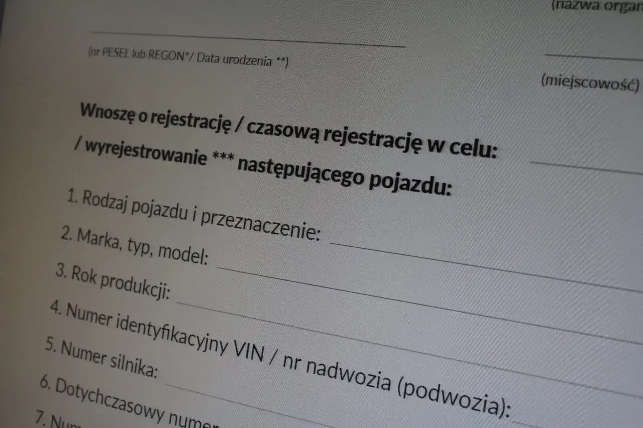 Wniosek o rejestrację pojazdu, w tym informacje o marce, modelu i roku produkcji. Określa też koszt przerejestrowania samochodu.
