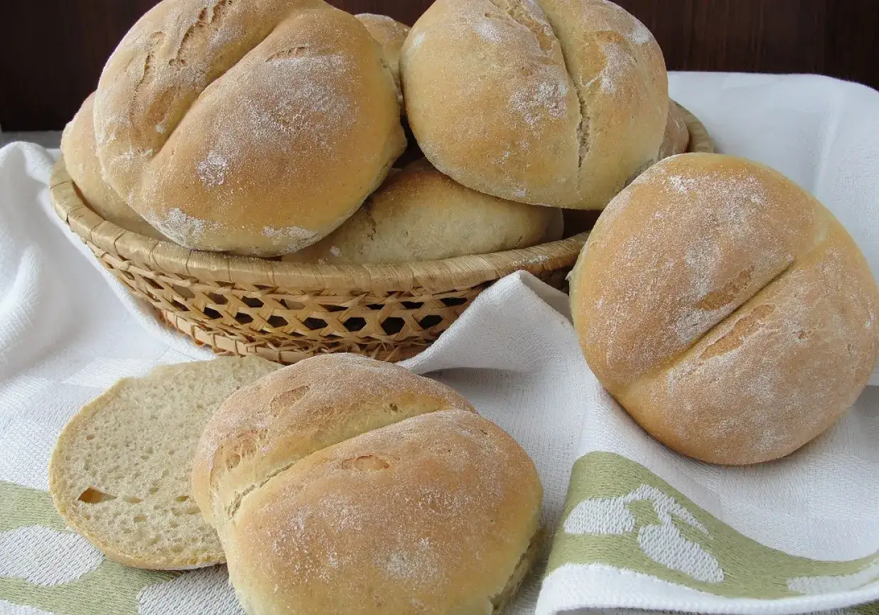 Świeże bułki wrocławskie, idealne do śniadania. Pyszny przepis na domowe pieczywo.