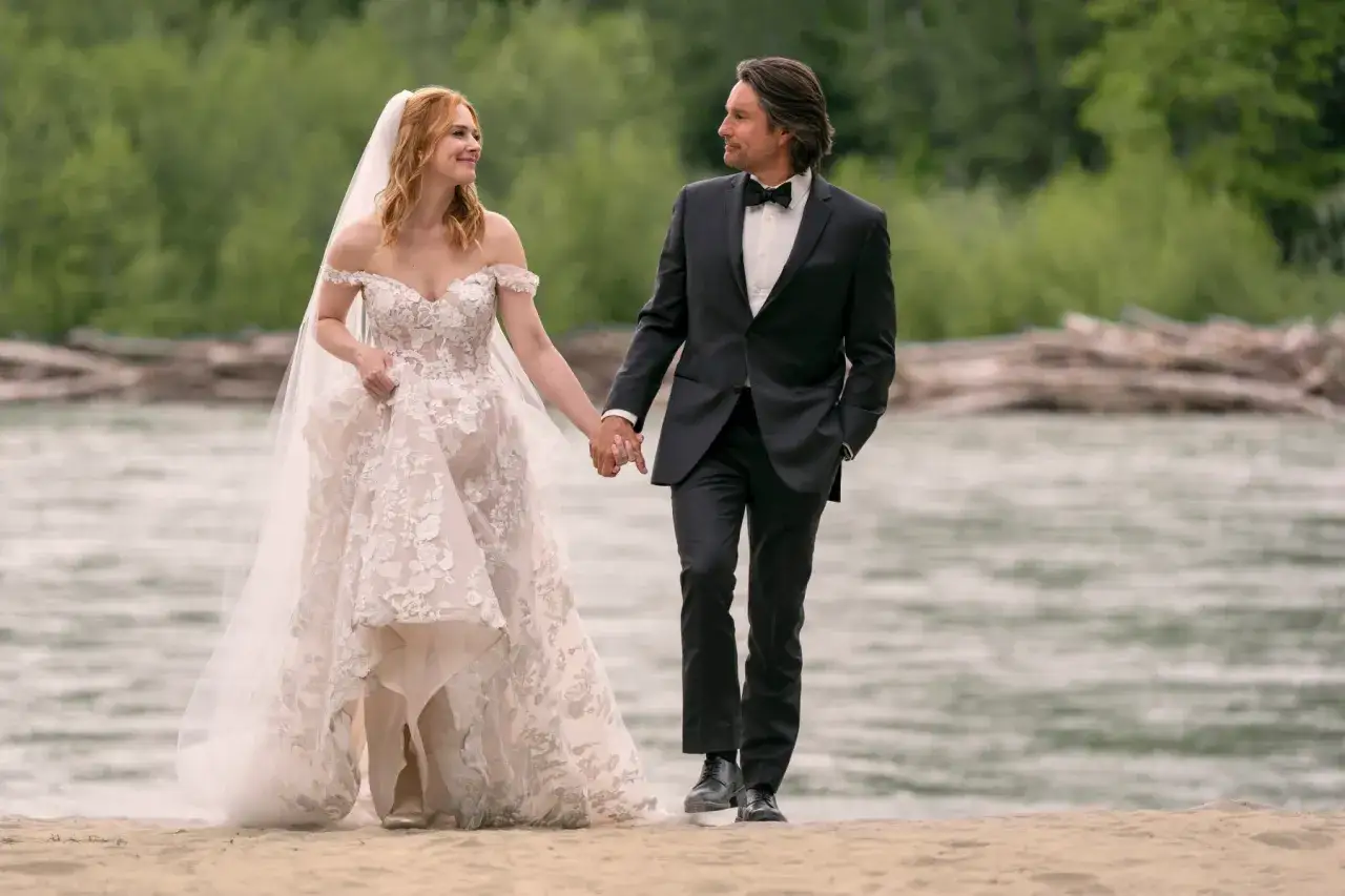 Melinda i Jack idą plażą, trzymając się za ręce. Czy to zapowiedź, kiedy nowy sezon Virgin River?