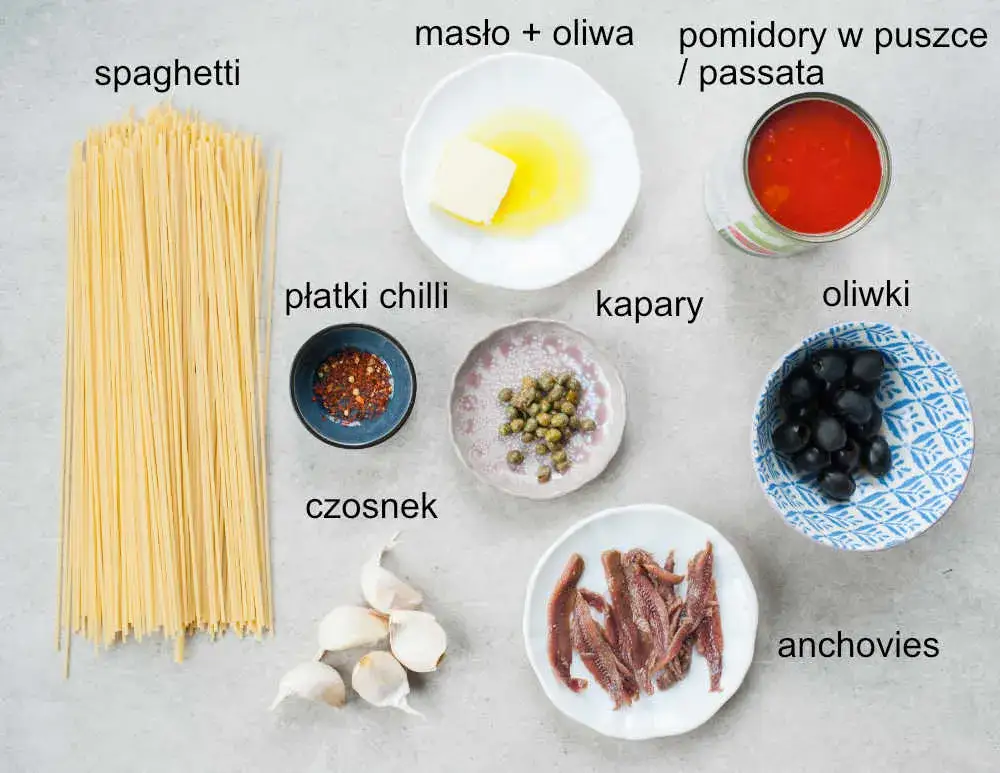 różne rodzaje kaparów i składniki do spaghetti