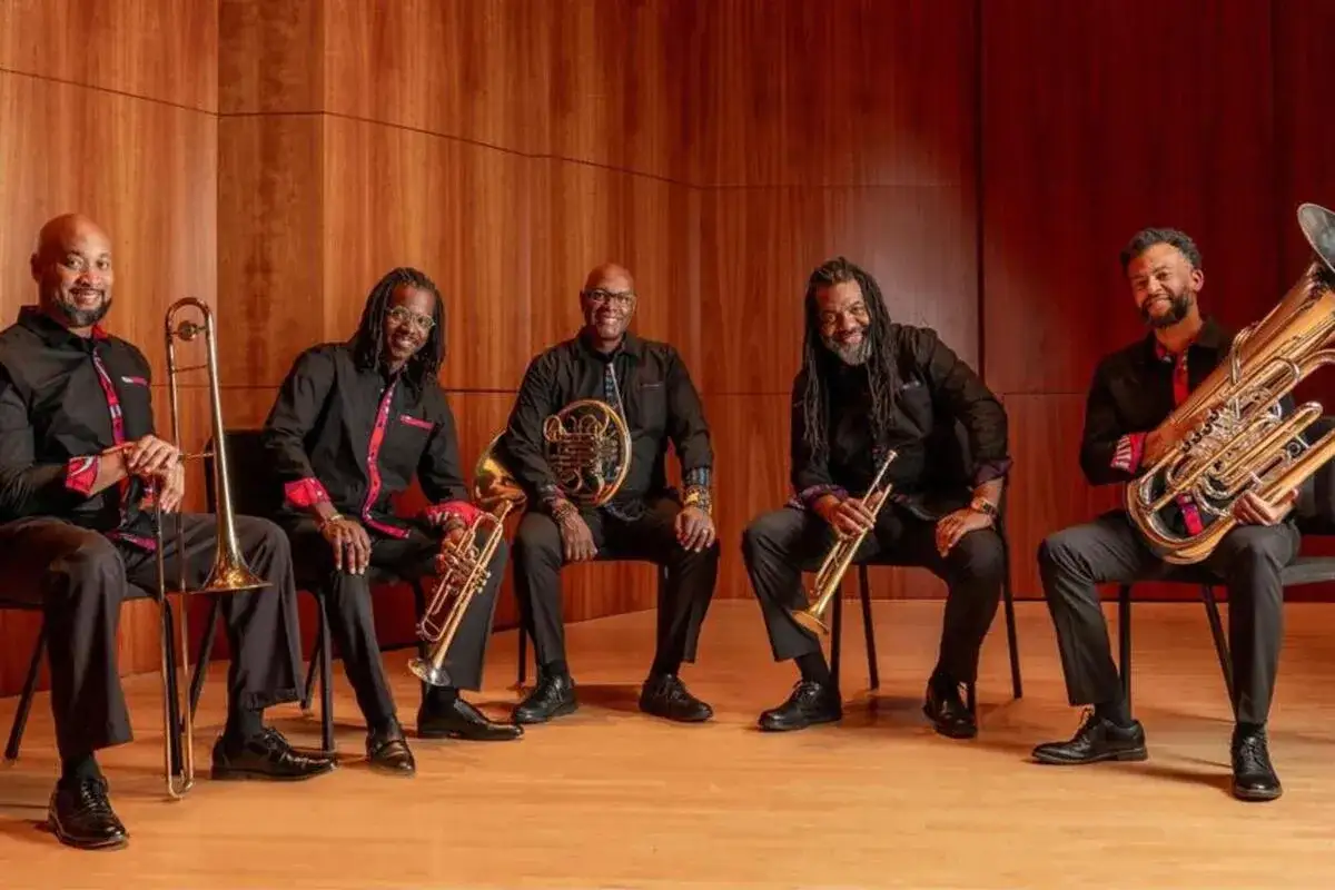Cinq musiciens, une famille des cuivres instruments : trombone, trompette, cor, tuba.