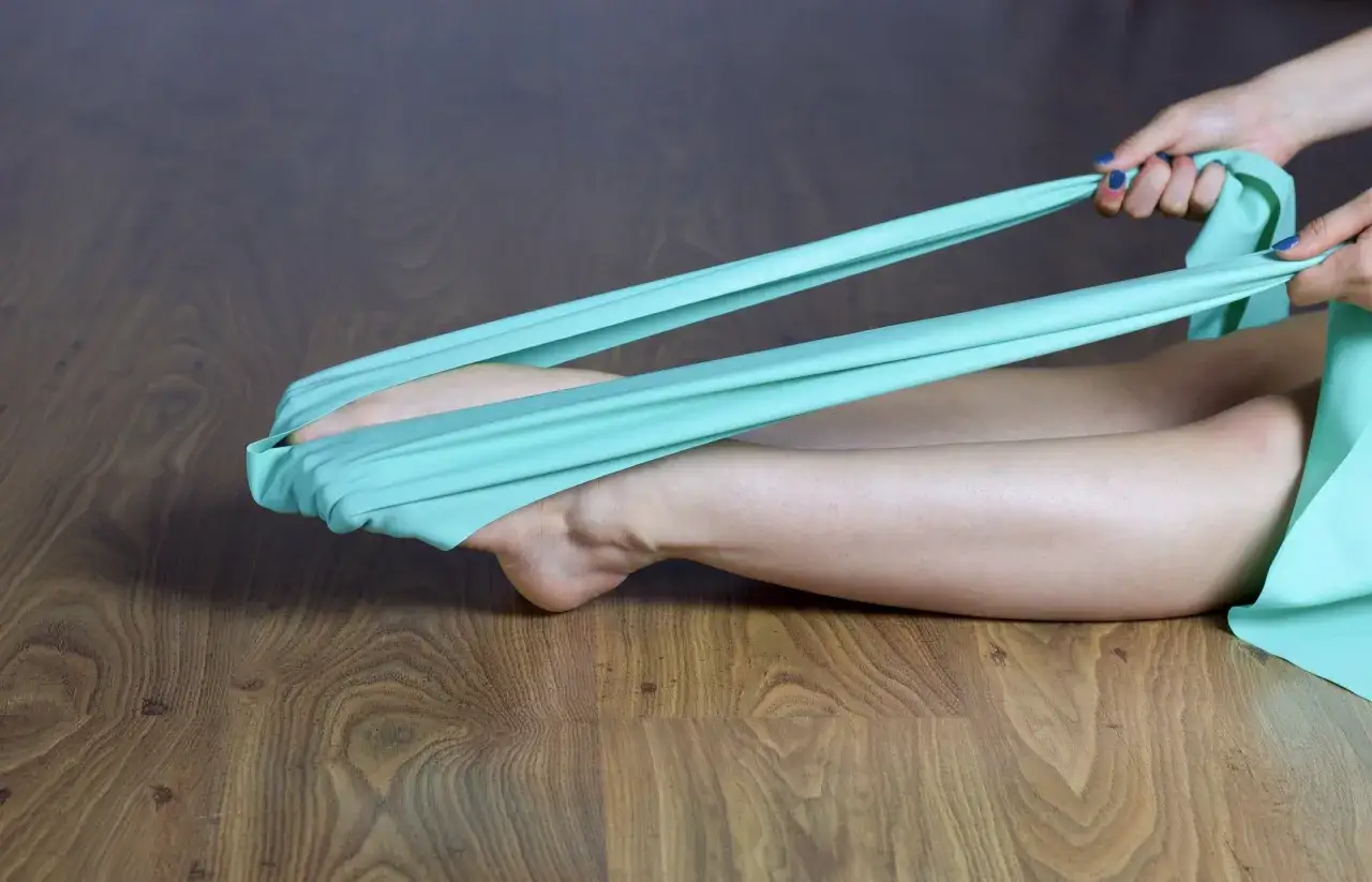 Esercizio con elastico per migliorare la flessibilità e come raddrizzare le dita dei piedi.
