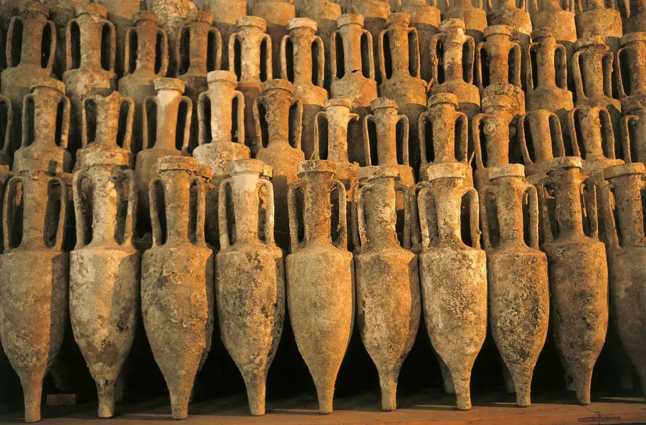 Antiche anfore, testimoni silenziose della storia del vino, conservano ancora il profumo di epoche lontane.