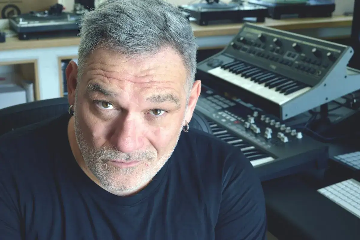 DJ Ralf, un vero patrimonio della musica elettronica, con sintetizzatori che raccontano la sua storia.