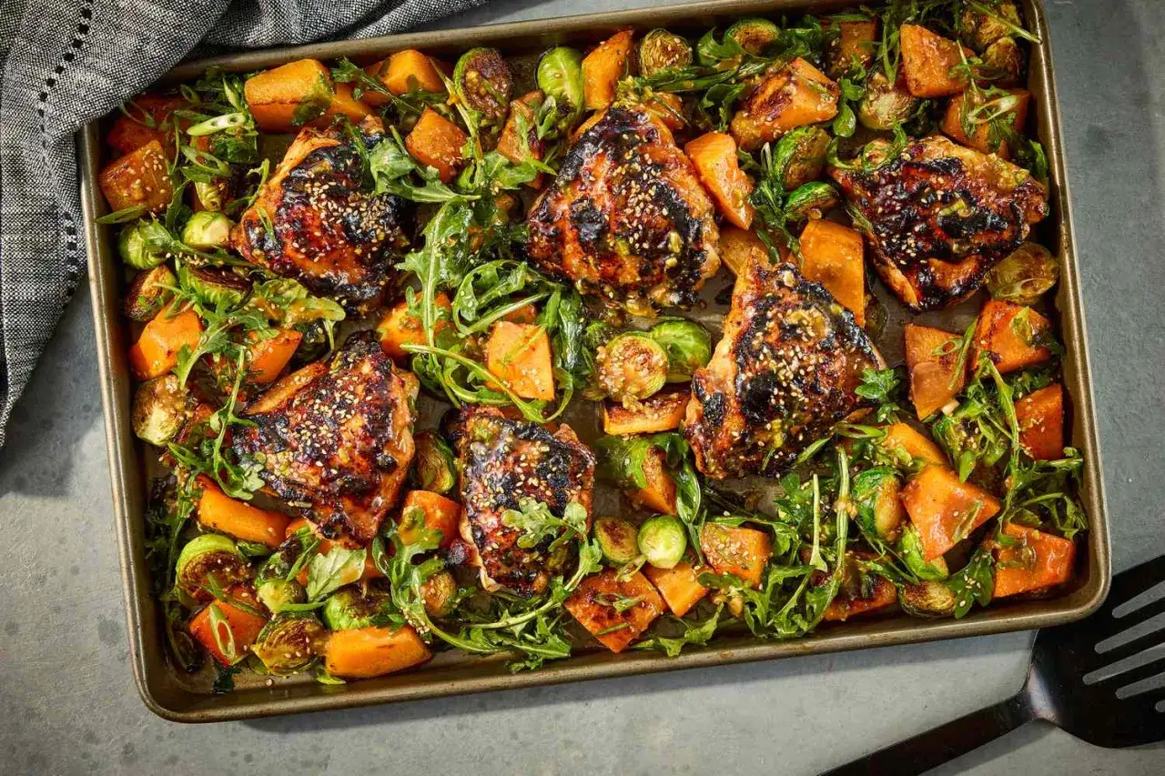 Poulet rôti sur une plaque avec des légumes, une idée pour une recette miso poulet.
