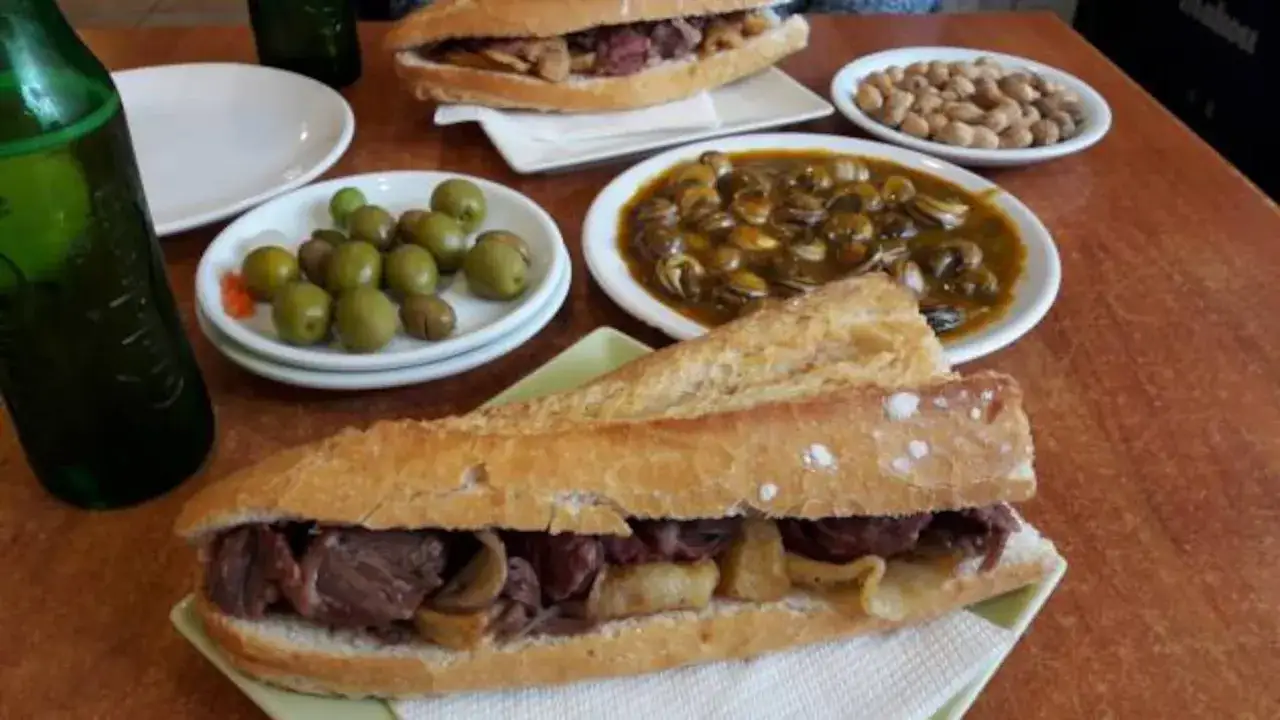 esmorzaret valenciano completo con bocadillo picaeta y bebida