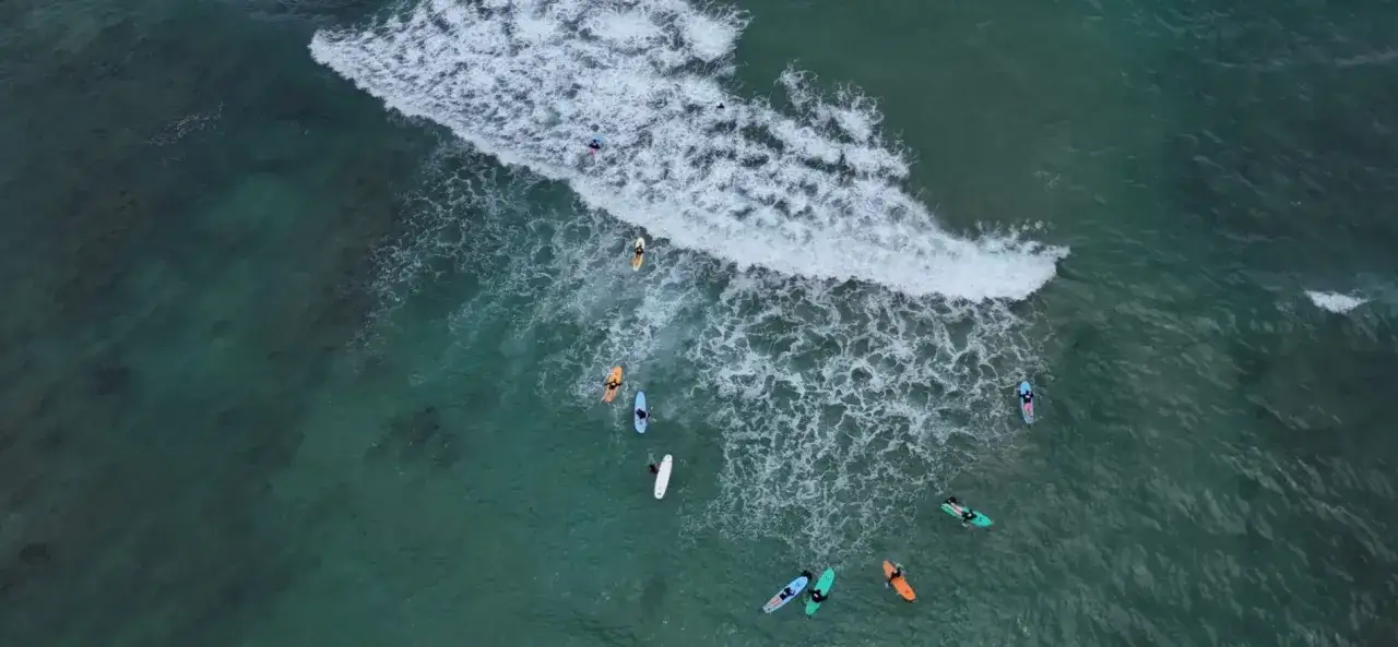 Surferzy czekają na fale. Idealny czas na surfing na Sri Lance to okres od maja do października.