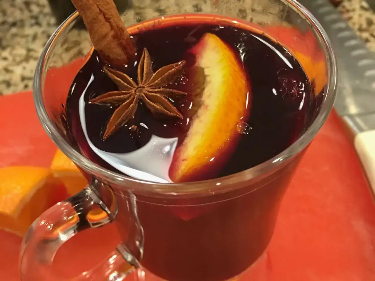 Aromatyczne wino grzane z pomarańczą, anyżem i cynamonem. Idealne na zimowe wieczory, choć warto pamiętać o jego wino grzane kcal.