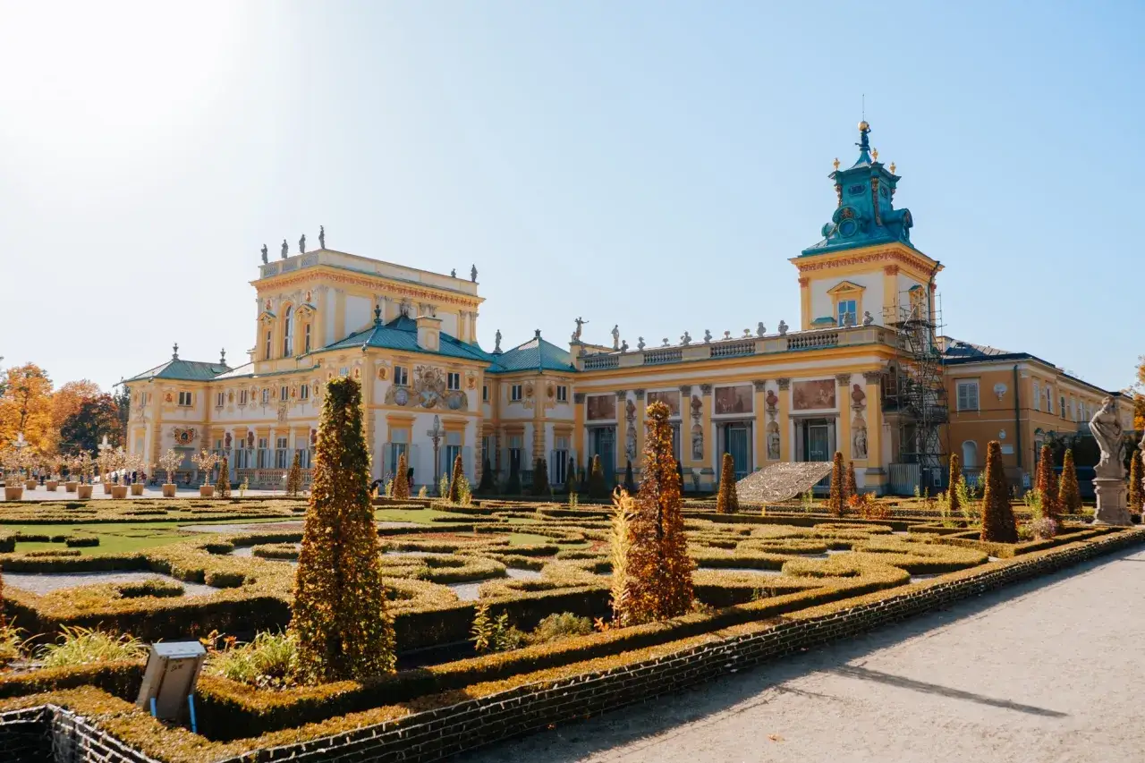 Pałac wilanowski, jedno z najpiękniejszych **ciekawych miejsc 150 km od Warszawy**. Barokowa rezydencja z ogrodem.