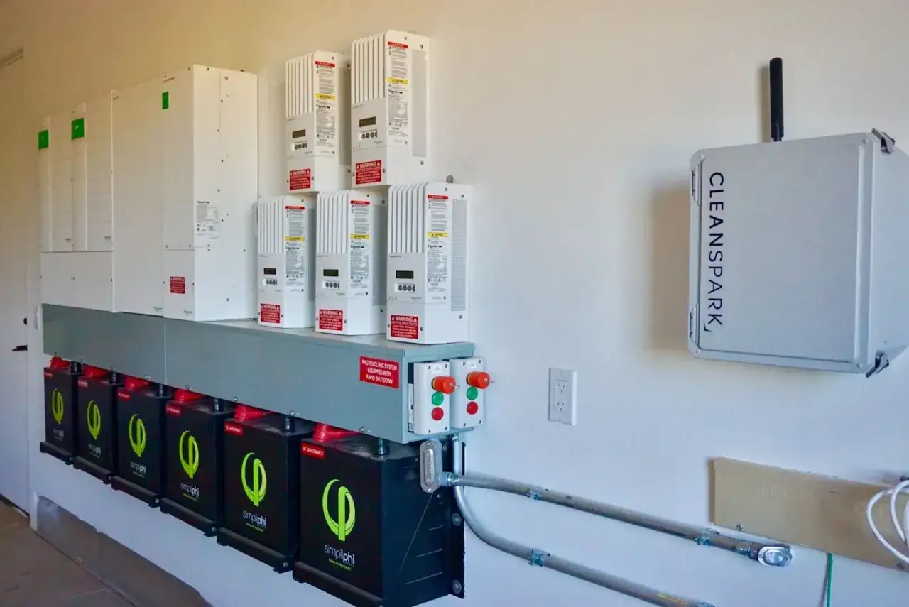 System magazynowania energii do fotowoltaiki 10 kW: baterie Simpliphi i falowniki Schneider Electric.