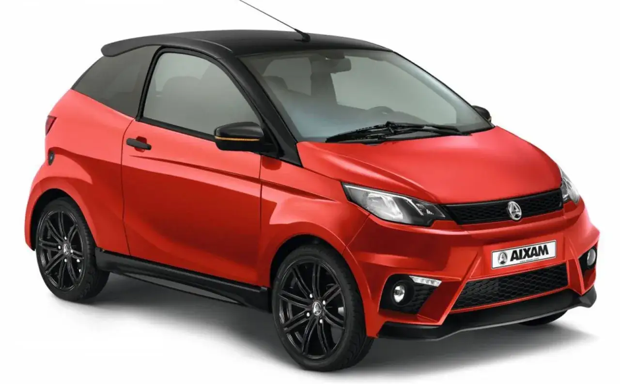 Une bsr voiture sans permis rouge vif, toit noir, jantes noires, parfaite pour la ville.
