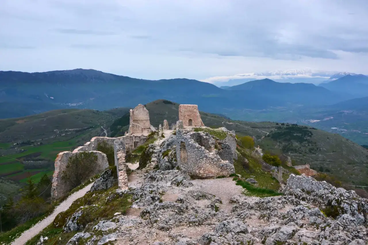 Rovine di un castello su una collina rocciosa, con montagne sullo sfondo. Un luogo suggestivo nel cuore del **Santo Stefano d'Abruzzo**.
