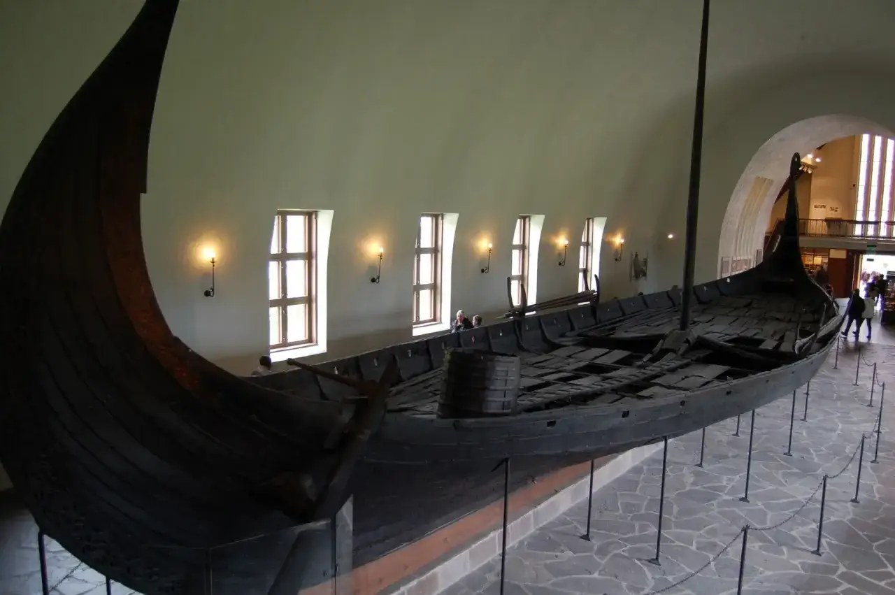W muzeum łodzi wikingów podziwiać można starożytny, drewniany okręt.