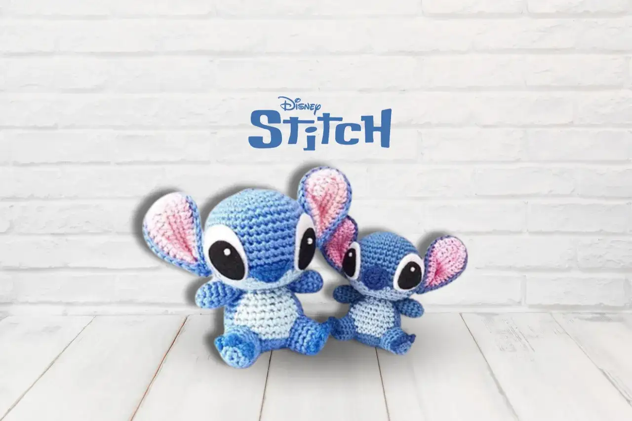 Dos adorables amigurumis de Stitch, uno grande y otro peque&ntilde;o, listos para tejer. &iexcl;Encuentra tu stitch amigurumi patron gratis en espa&ntilde;ol!