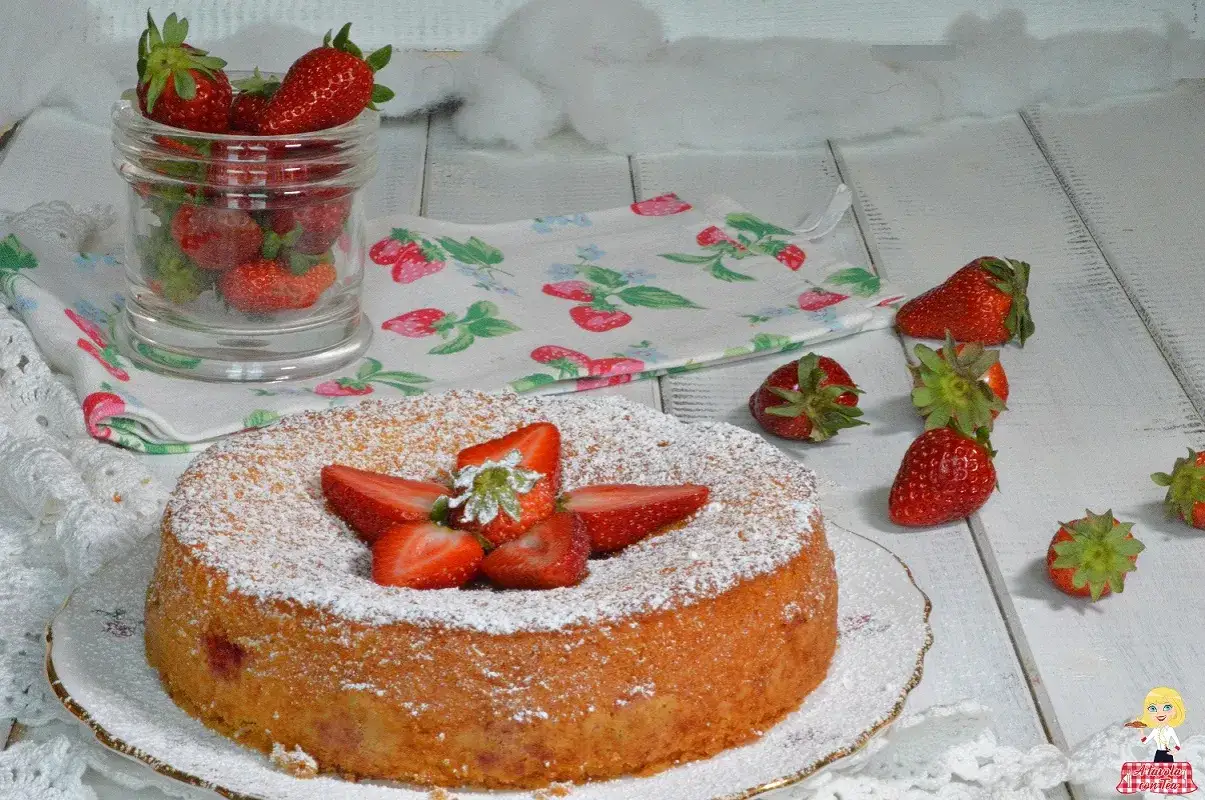 Deliziosa torta di fragole cosparsa di zucchero a velo, decorata con fragole fresche. Un vasetto pieno di fragole e un tovagliolo a tema completano la scena.