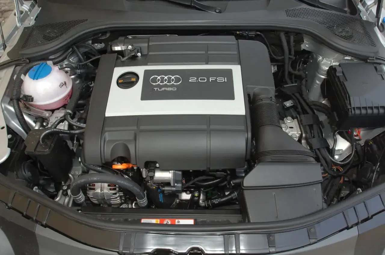 Silnik 2.0 TFSI z turbosprężarką, widok komory silnika Audi.
