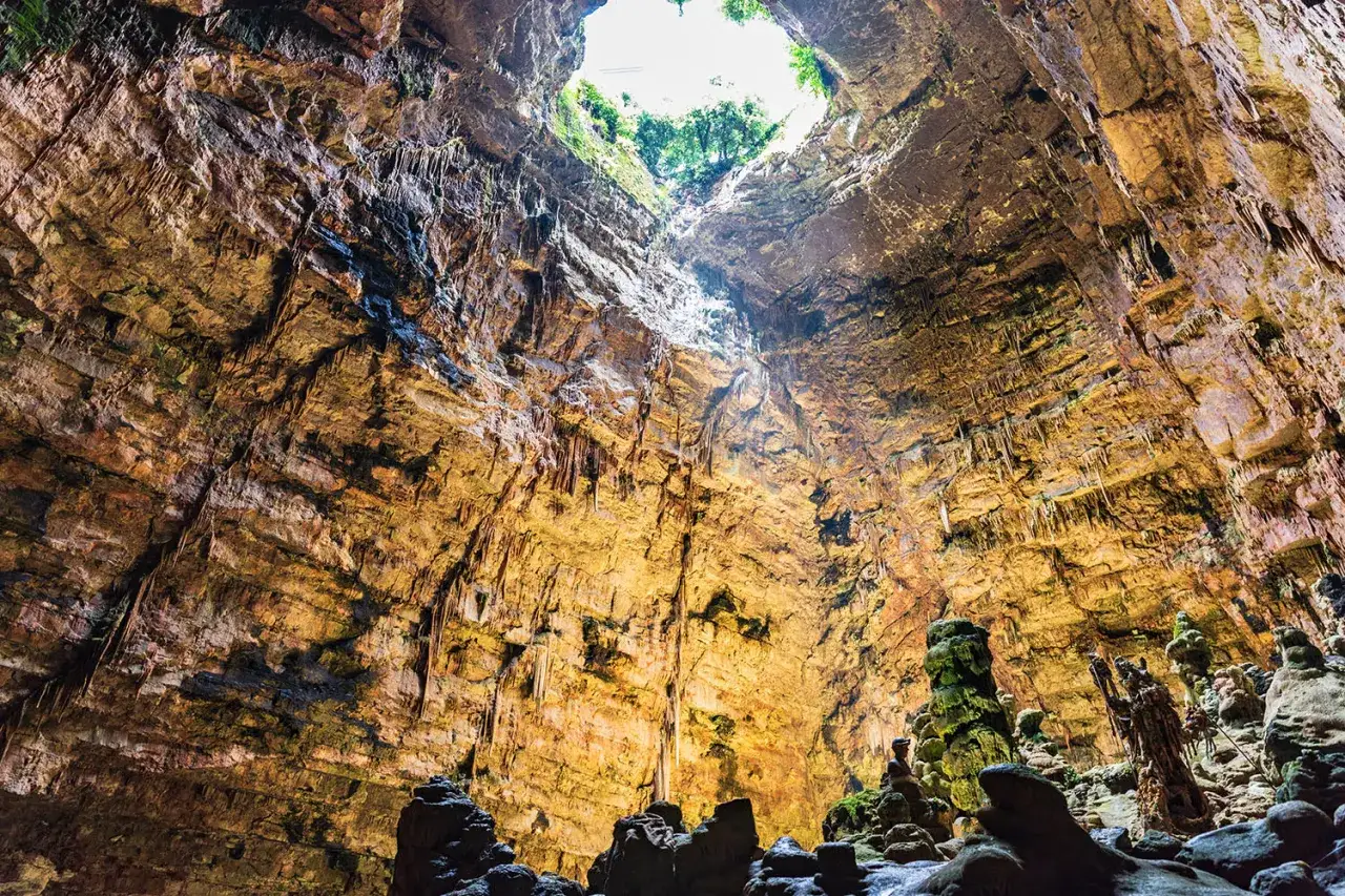 Grotte di Castellana: un'avventura sotterranea, una delle meraviglie da scoprire cosa vedere vicino Alberobello.