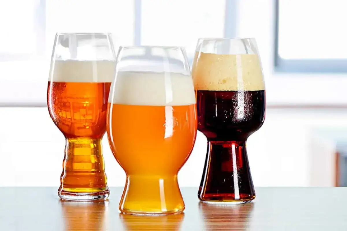 Tre bicchieri di birra: una chiara, una ambrata e una scura, perfette per degustare una dual IPA.