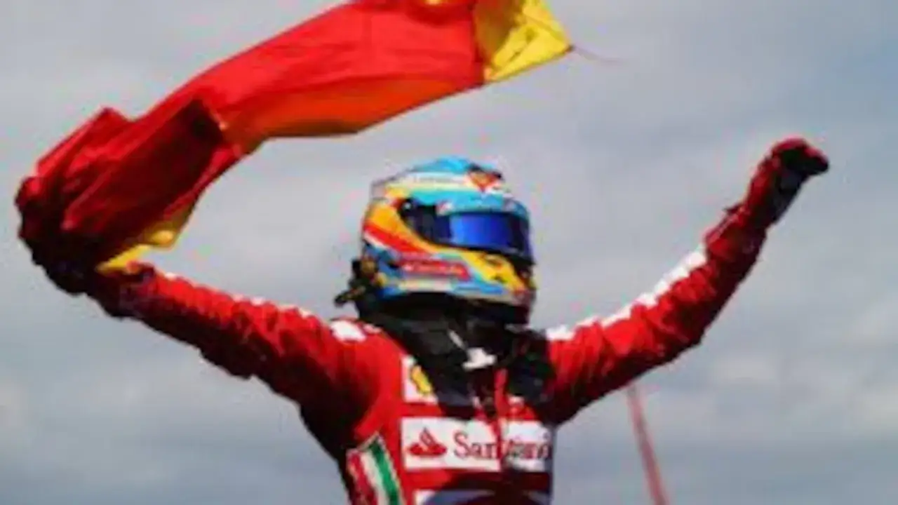 Fernando Alonso, piloto de Ferrari, celebra con una bandera española.