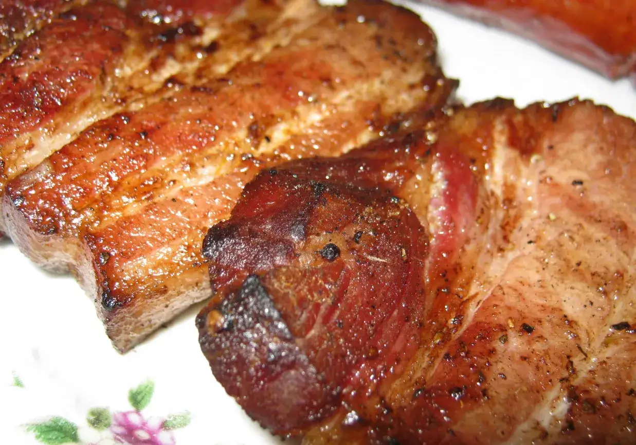 Soczysty boczek po grillowaniu, idealny na letnie przyjęcia. Marynata do boczku na grilla nada mu niepowtarzalny smak.