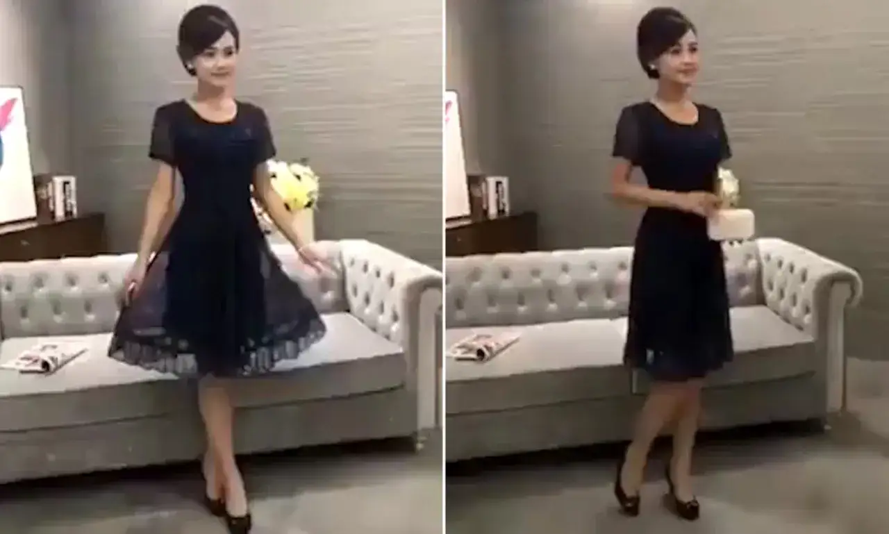 Due modelle cinesi con abiti eleganti, una con un bouquet di fiori gialli, posano vicino a un divano.