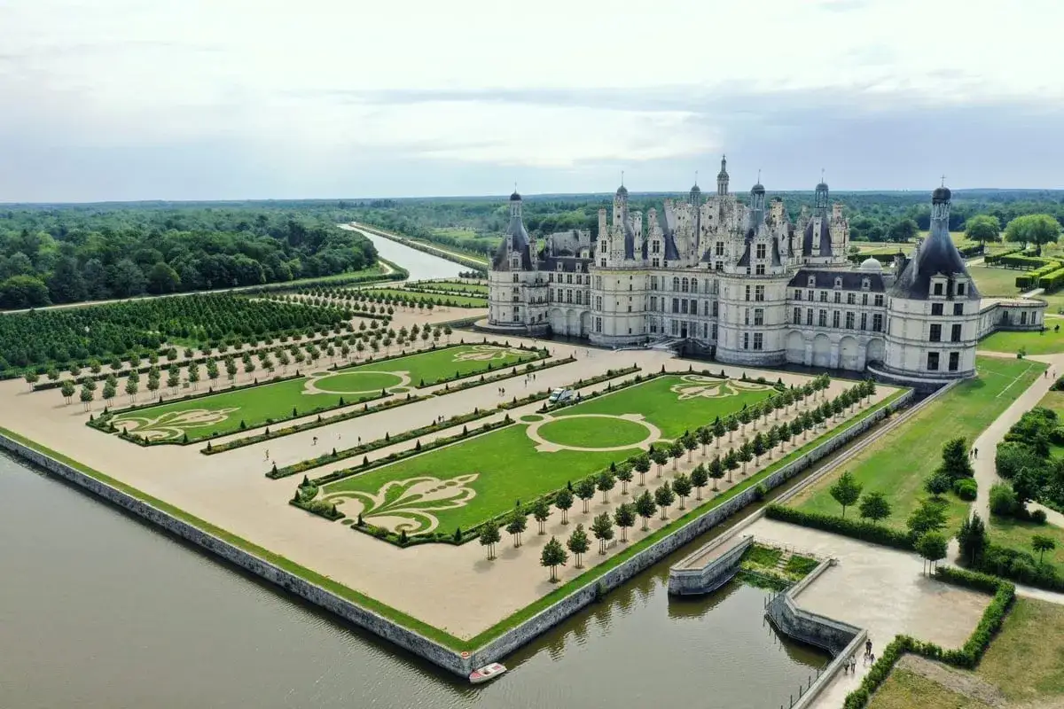 Le plus beau ch&acirc;teau de France, Chambord, se dresse majestueusement avec ses jardins &agrave; la fran&ccedil;aise et son canal.