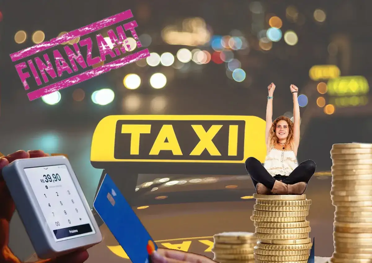 Gl&uuml;ckliche Frau auf M&uuml;nzstapeln neben TAXI-Schild, Kartenzahlung und 