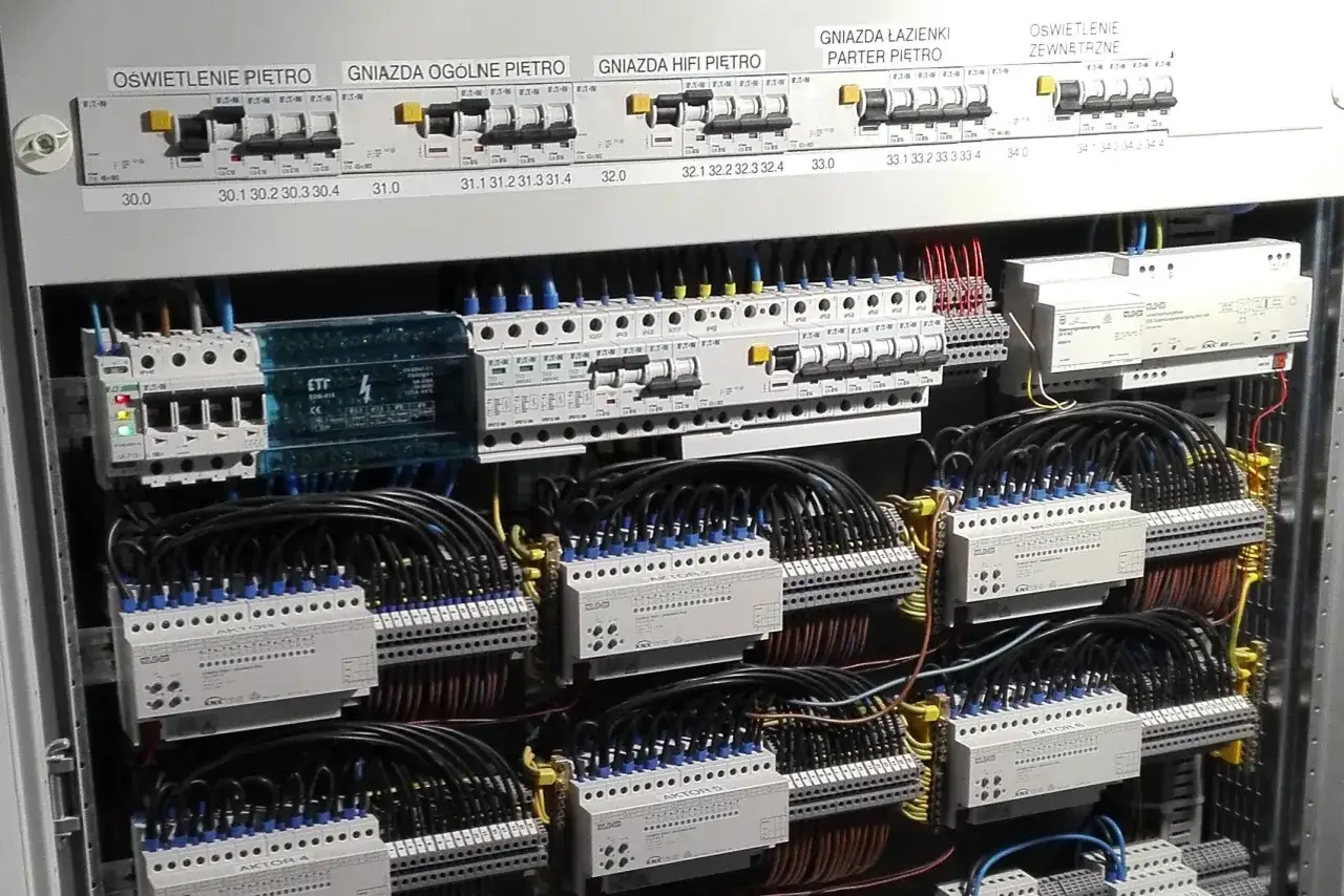 Rozbudowana instalacja elektryczna w domu: sterowanie oświetleniem, gniazdami, systemem HIFI i ogrzewaniem.