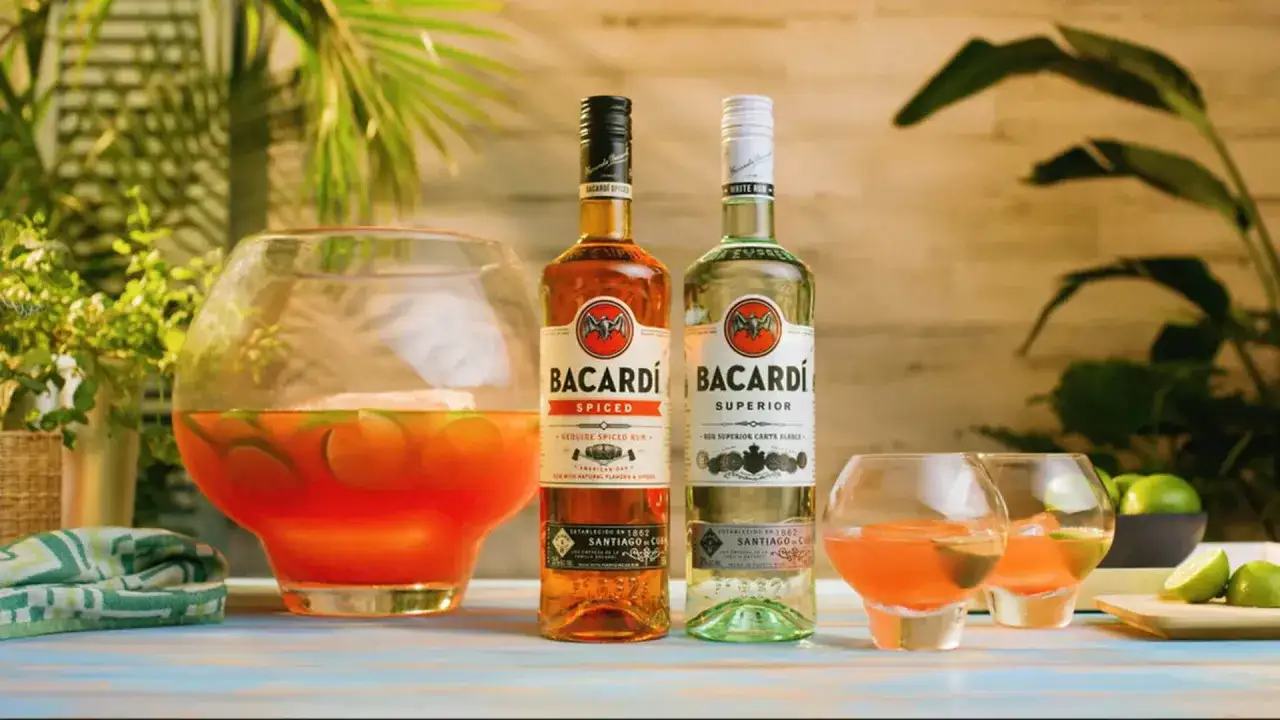Bacardi Spiced i Superior z czym? Z cytrusami i lodem, gotowe do drinków.
