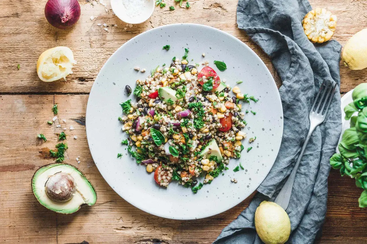 Bunter Salat mit Buchweizen, Bohnen, Mais, Avocado und Tomaten. Perfekt, wenn man Buchweizen kochen m&ouml;chte.