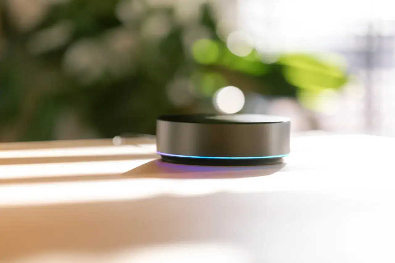 Ein Smart-Home-Hub mit leuchtendem Ring, der die z wave frequenz f&uuml;r vernetzte Ger&auml;te nutzt.