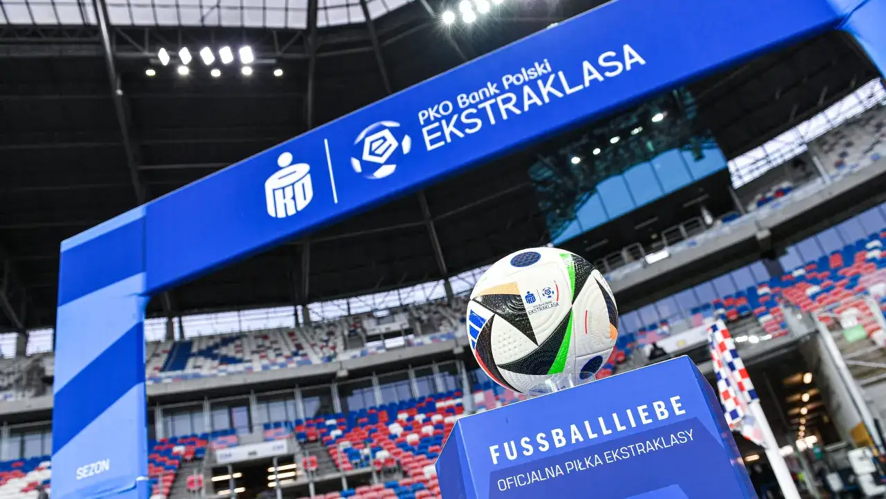 Piłka do gry w PKO Bank Polski Ekstraklasie na tle stadionu. Oficjalna piłka, która decyduje o losach w rankingach Ekstraklasa.