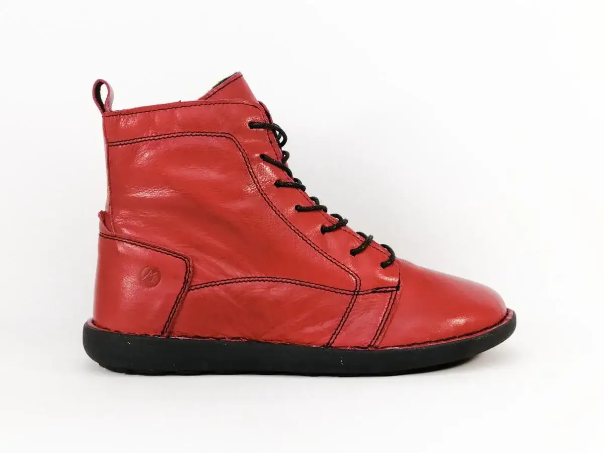 Une bottine rouge vif, avec lacets noirs et semelle noire. Un logo discret en forme de M est visible sur le c&ocirc;t&eacute;.
