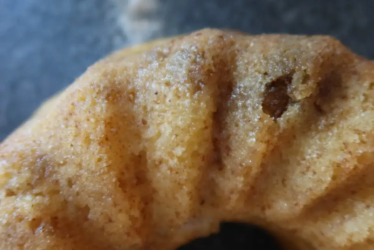 Närbild på en gyllene sockerkaka med en porös textur. Perfekt för ett enkelt sockerkaka recept.