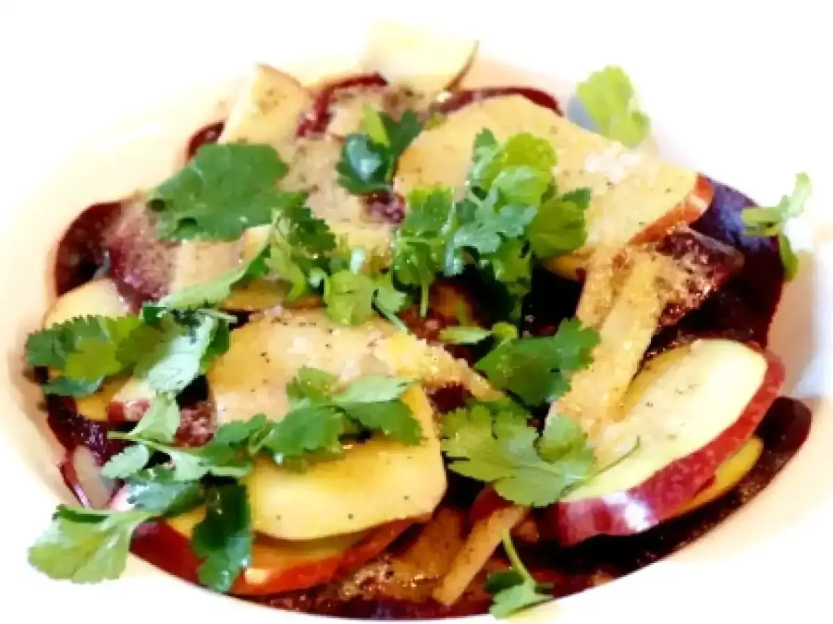 Salat mit roten Bete raspeln, Apfelscheiben und frischem Koriander, beträufelt mit einer cremigen Soße.
