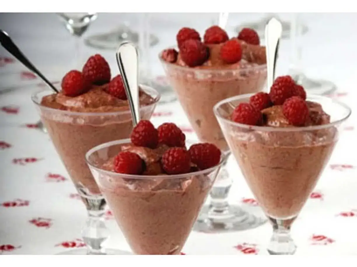 Chokladmousse recept med färska hallon i glas. En härlig dessert som passar perfekt till fikat.