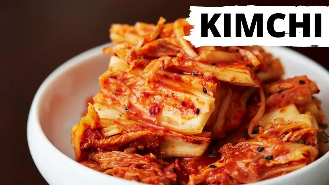 różne rodzaje kimchi na półce sklepowej