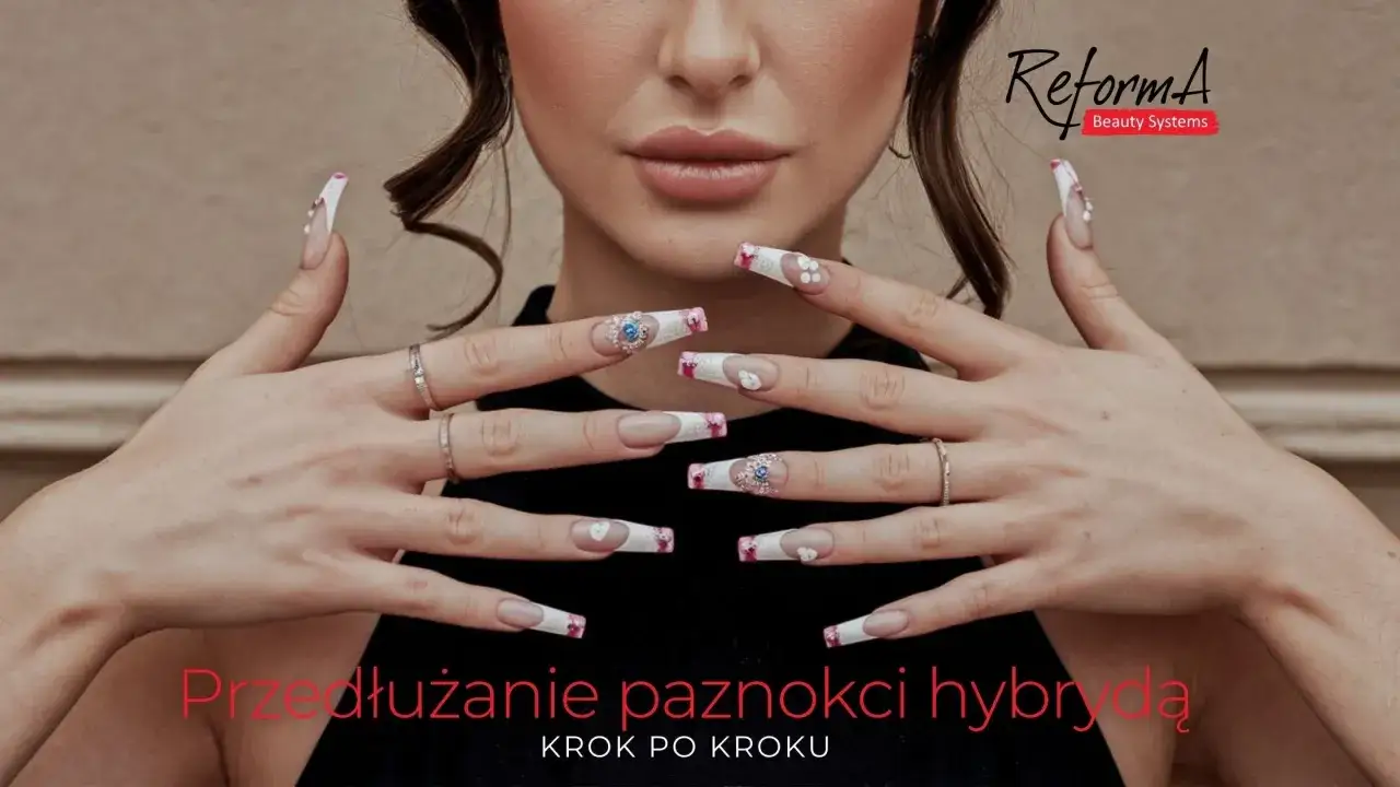 Długie, zdobione paznokcie wykonane metodą hybrydową. Dowiedz się, czy hybrydą można przedłużyć paznokcie i jak to zrobić krok po kroku.