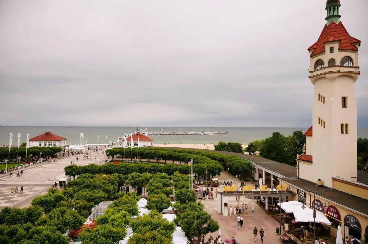 Sopot: wieża widokowa, molo, plaża i deptak. Idealne miejsce na city break, by poczuć nadmorski klimat.
