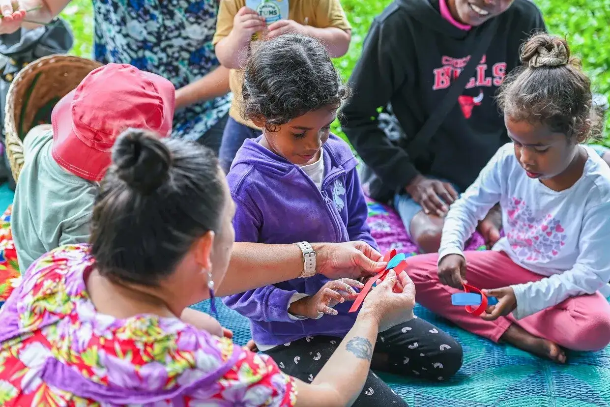 Kinder lernen beim Projekt 