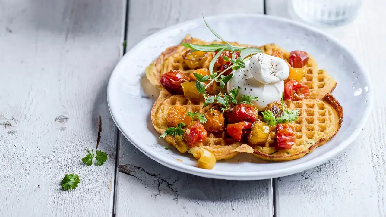 Zucchini våfflor med körsbärstomater och en klick färskost. En härlig och oväntad kombination.