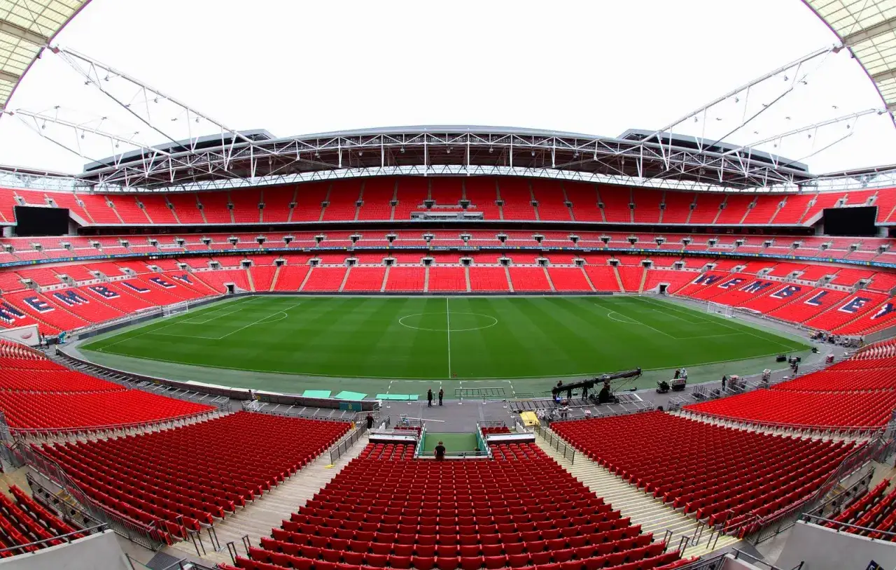 Puste trybuny stadionu Wembley w Londynie, gotowe na mecz piłkarzy z Londynu.